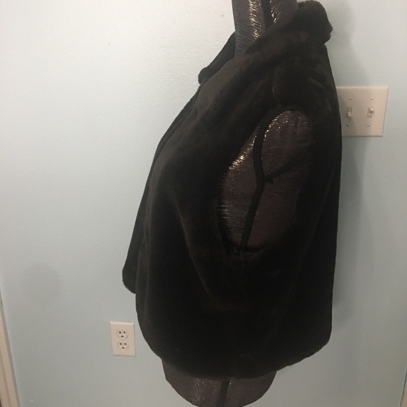 Threads on Threads Vintage Faux Fur Vest - Picture 3 of 6